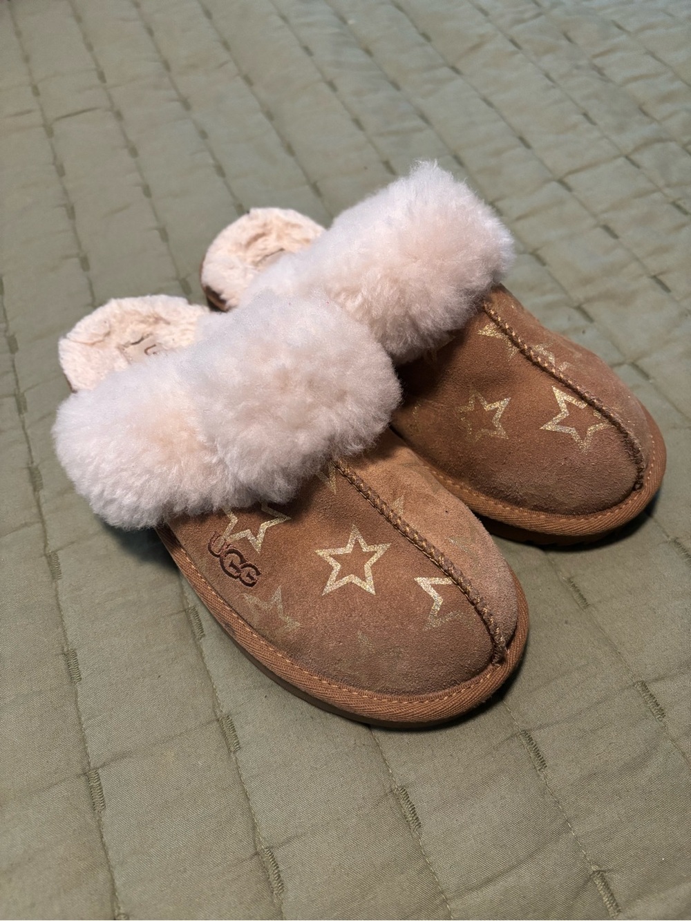 UGG Kids Chestnut Suede Star Slip-On Slippers with Cream Shearling